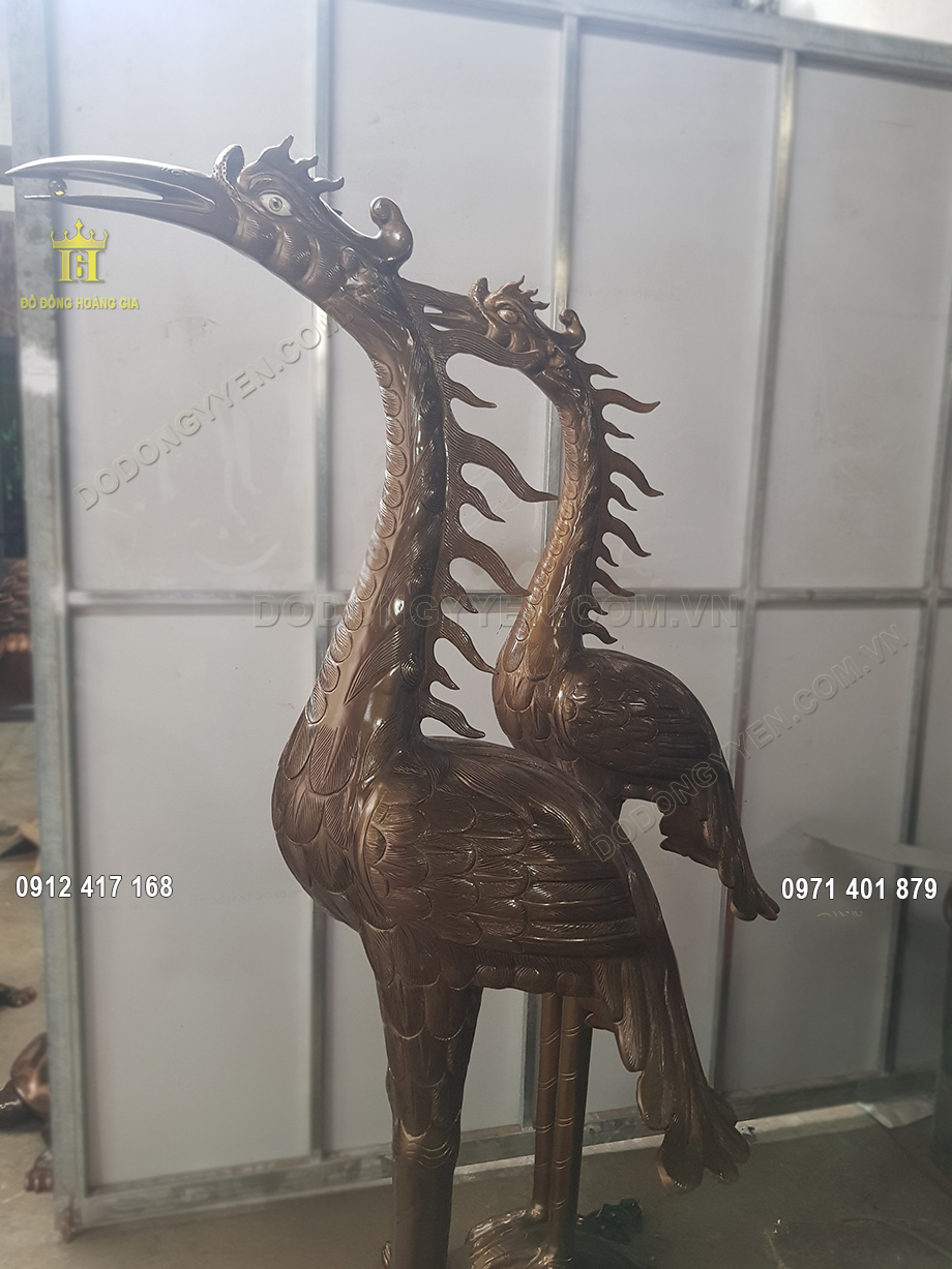 Đ&ocirc;i Hạc Thờ c&oacute; mỏ nhọn, cổ cao thể hiện cho kh&aacute;t vọng vương l&ecirc;n của con người